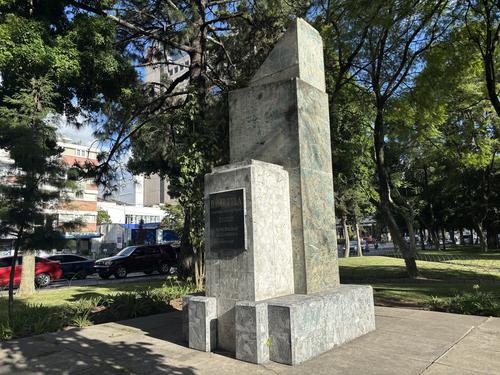 El busto de David Vela recuerda el legado del periodista, abogado y escritor guatemalteco. (Foto: Alejandra Sánchez)