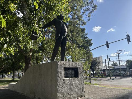 El monumento a Miguel Ángel Asturias destaca en el arriate central de la avenida La Reforma. (Foto: Alejandra Sánchez)