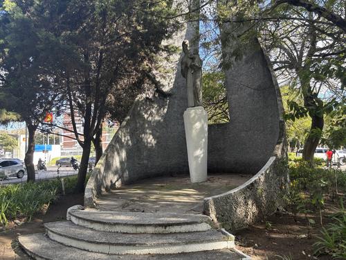 El monumento se convirtió en un homenaje permanente a las madres guatemaltecas. (Foto: Alejandra Sánchez)