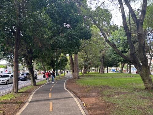 La Avenida La Reforma es una de las principales vías de conexión hacia las zonas 9 y 10. (Foto: Alejandra Sánchez)