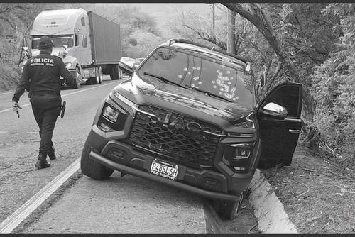 El funcionario perdió el control del auto al recibir múltiples disparos. (Foto: Bomberos Municipales Departamentales)