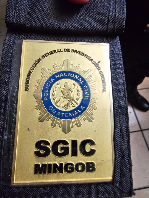 Los falsos investigadores utilizaban chapas que simulaban ser de Gobernación. (Foto: PNC)