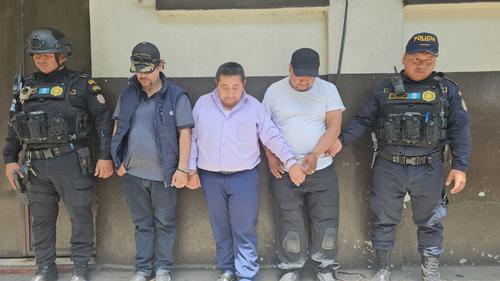 Ramón Zet Subuyuj, Antonio Enrique Posadas Alvarado y el colombiano Jhon Fredy Torres, son los capturados. (Foto: PNC)