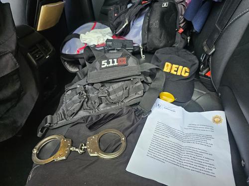 Artículos y documentos falsificados les fueron hallados a los aprehendidos. (Foto: PNC)