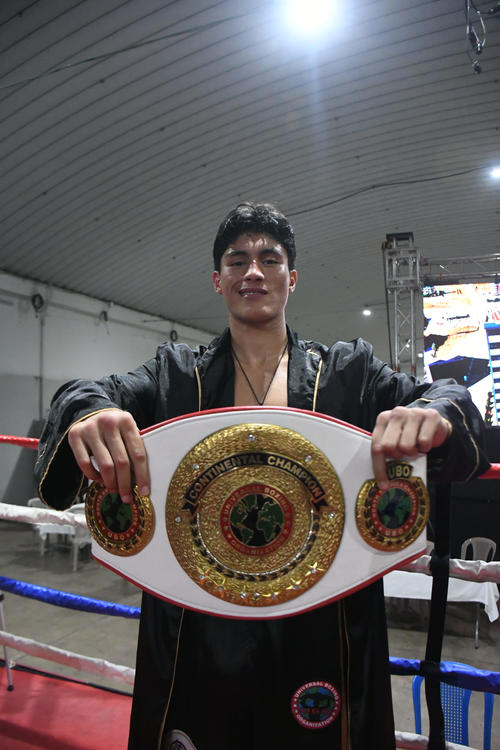 Wyatt Trujillo presumiendo su Campeonato Continental Supermediano. (Foto: Rudy Martínez)