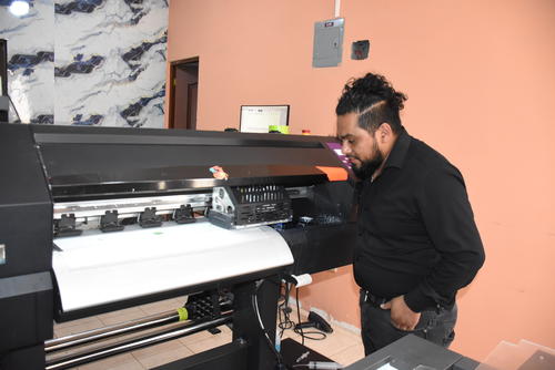 La adquisición de nueva maquinaria permitió ampliar la capacidad de producción del emprendimiento. (Foto: Erick Colop)