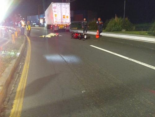 El motorista falleció tras el accidente de tránsito en la ruta Interamericana. (Foto: Tránsito Mixco)