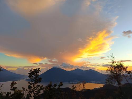 La contemplación del paisaje al amanecer o al atardecer permite apreciar la gama de colores dorados. (Foto: FB Mirador Ixchel)