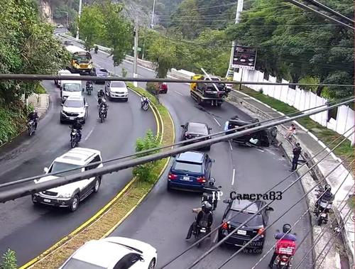 El accidente bloqueó el carril hacia Pinares. (Foto: Tránsito Mixco)