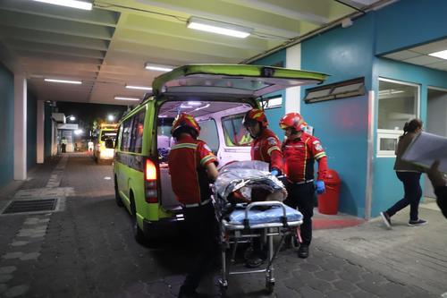 La víctima que sobrevivió al ataque fue trasladado al Igss para recibir atención especializada. (Foto: CMB)