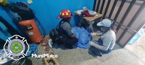 Una mujer es una de las víctimas que murió tras el ataque armado. (Foto: Bomberos Municipales de Mixco)
