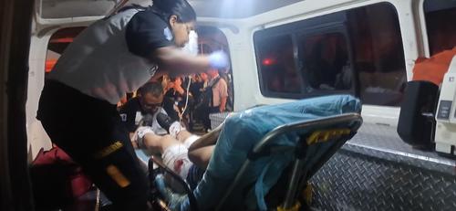 La mujer fue trasladada a un centro asistencial debido a que fue herida en distintas partes del cuerpo. (Foto: CVB)