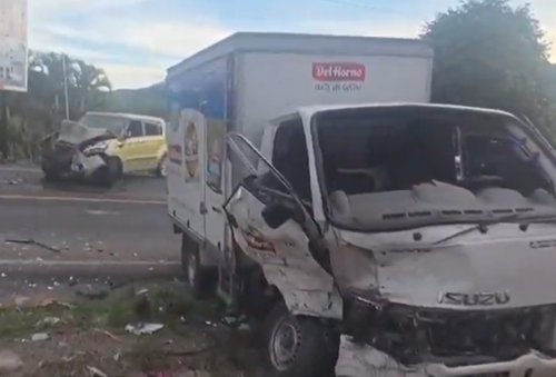 Los dos vehículos bloquean el paso del sector. (Foto vía: captura de video)