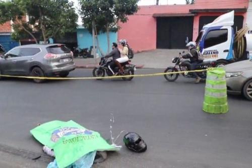 El cuerpo de la víctima quedó tendido en el lugar. (Foto: Bomberos Municipales)