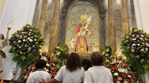 Angélica María, Angélica Vale y sus hijos se postraron ante la imagen de Cristo en Candelaria. (Foto: Hermandad de Cristo Rey)