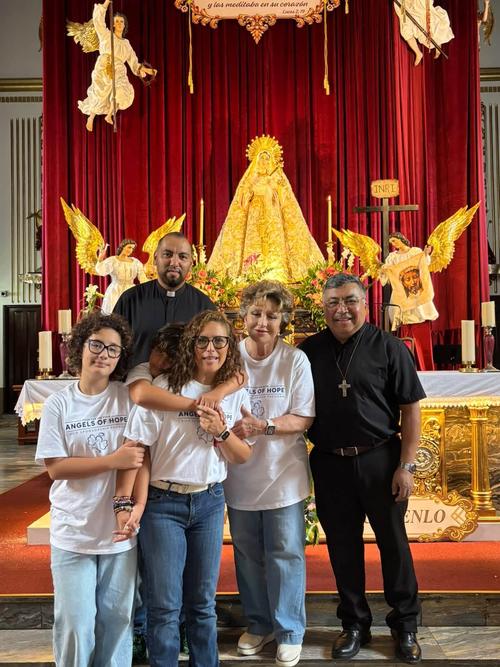 Los párrocos agradecieron la visita de la familia. (Foto: Hermandad Cristo Rey)