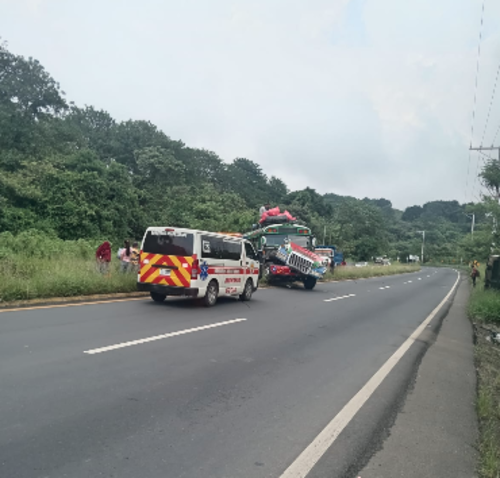 Bomberos Voluntarios auxiliaron a los dos pilotos, quienes sufrieron lesiones leves. (Foto: CVB)