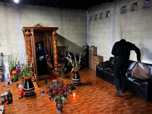 El altar que se localizó en el domicilio. (Foto: PNC)