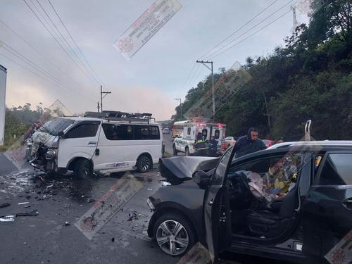 Los vehículos involucrados obstaculizan parcialmente la carretera. (Foto: Bomberos Municipales Departamentales de Sumpango)