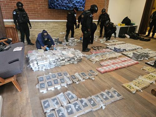 Agentes antinarcóticos y fiscales del Ministerio Público trabajan en conjunto. (Foto: PNC)