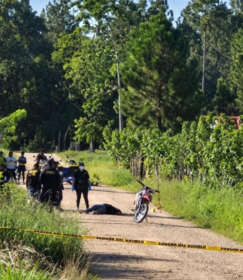 El cuerpo de la víctima quedó tirado en el camino de terracería. (Foto: Estuardo Jiménez/colaborador)