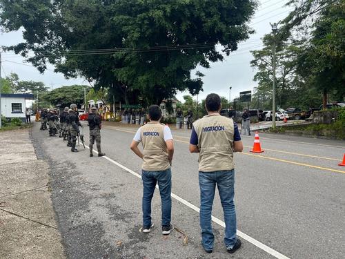 Agentes policiales realizan los controles de seguridad y vigilancia en los pasos fronterizos con Honduras. (Foto: PNC)