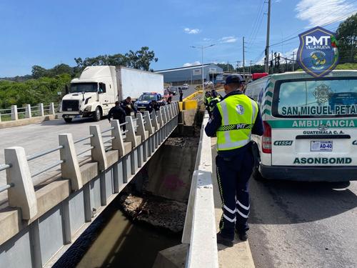 El tránsito sobre el puente Tubac se encuentra lento debido al hallazgo del cuerpo. (Foto: PMT de Villa Nueva)