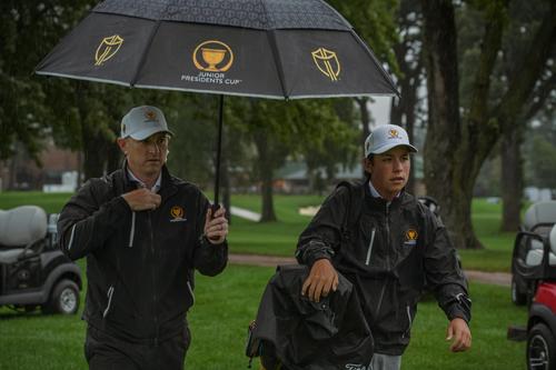 La lluvia fue uno de los factores, entre los cuales, Fernando Saravia, tuvo que luchar en el El Medinah Country, Chicago. (Foto: AJGA)