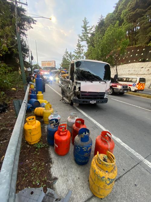 El camión sufrió serios daños y los cilindros que transportaba cayeron sobre el asfalto. (Foto: CVB)