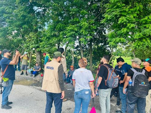 Los migrantes avanzan por grupos de 10 a 20 personas. (Foto: Pablo Miguel/Colaborador)