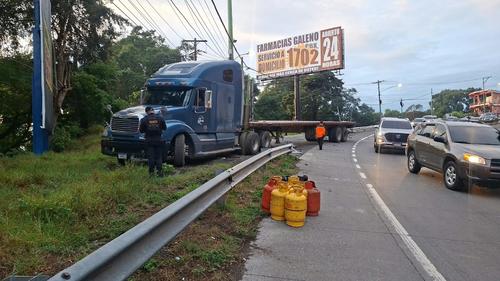 El tráiler se salió de la carretera tras el choque. (Foto: Tránsito Mixco)