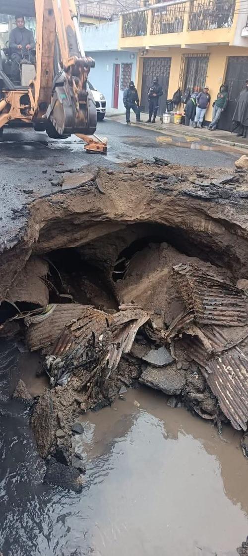 El agujero se formó este miércoles. (Foto: Emixtra)