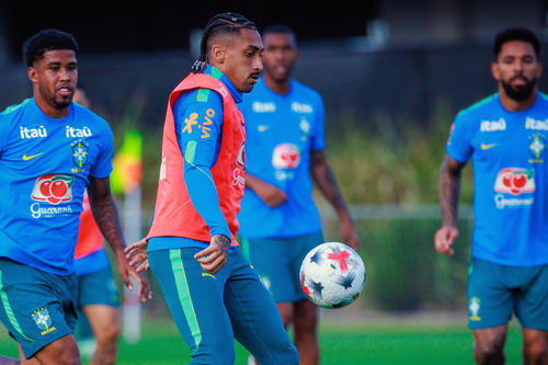 Raphinha buscará mantener su buen momento con Brasil; ha marcado 12 goles en liga con el Barsa en el inicio de campaña. (Foto: AFP)