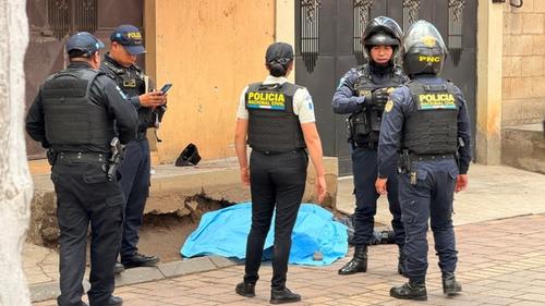 La PNC acudió para el resguardo de la escena criminal. (Foto: Marzy Ruiz/colaboradora)