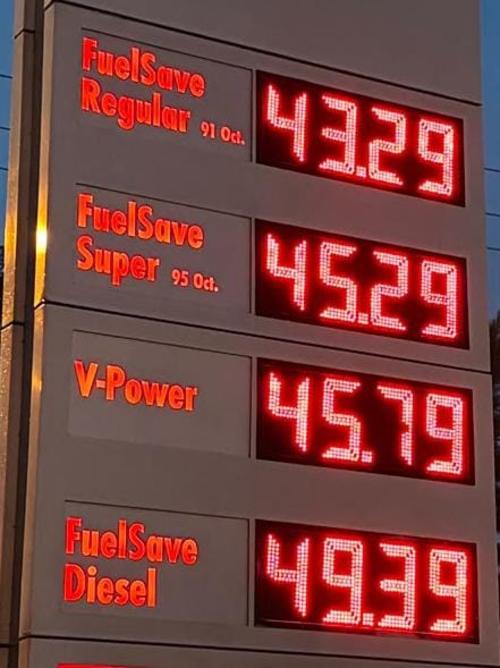 Así se encuentran este miércoles los precios de los combustibles en modalidad autoservicio. (Foto: Fredy Hernández/Soy502)