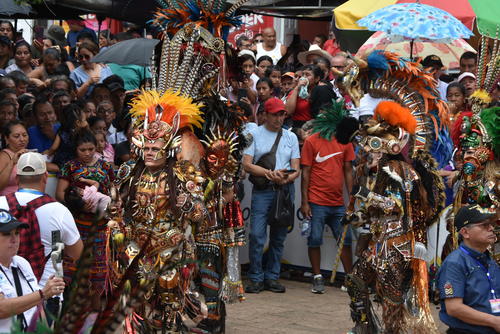 Alquilan cada año sus trajes para la presentación en el parque. (Foto: Rudy López)