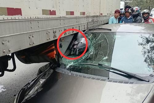 La persona atropellada portaba aparentemente el arma de fuego. (Foto: PMT/Soy502)