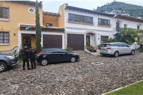 La Fiscalía contra el Crimen Organizado dirige los allanamientos en la vivienda en donde residen los padres de Miguel Martínez. (Foto: Jorge Senté / Colaborador)
