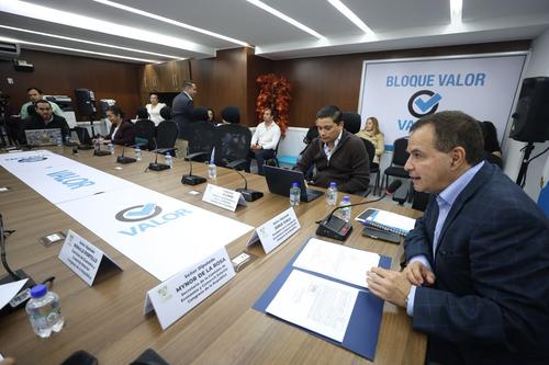 El diputado Jorge Ayala explicó que el arbitraje permite resolver voluntariamente conflictos entre particulares. (Foto: Organismo Legislativo)