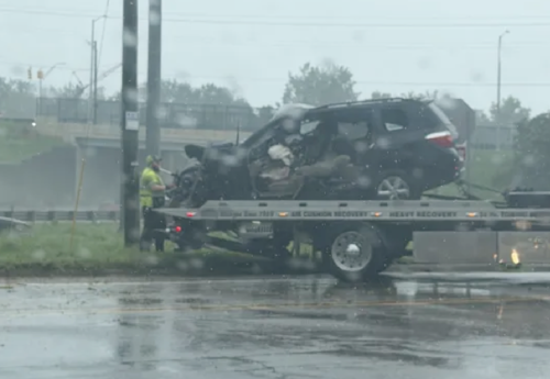 El vehículo en el que se conducía el migrante guatemalteco terminó destruido. (Foto: WOOD TV)
