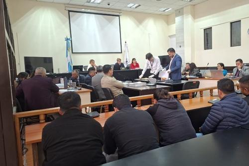 En el Tribunal de Mayor Riesgo B, los siete agentes de la PNC señalados de ejecuciones extrajudiciales observan las pruebas materiales presentadas por el MP. (Foto: Cortesía/Soy502)
