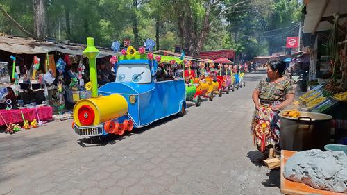 Para los niños, el trencito es uno de los tantos atractivos del balneario. (Foto: Roberto Ruiz)
