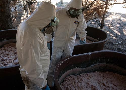 Los forenses analizan las pastas encontradas en un narcolaboratorio en Nigeria. (Foto: AFP)
