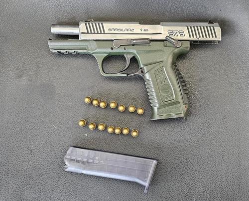 Esta es el arma de fuego con la que se transportaban los menores de edad. (Foto: PNC)