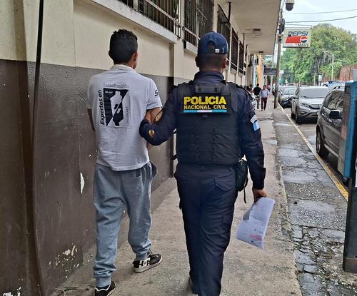El hombre fue localizado en el centro asistencial, donde los agentes descubrieron que tenía una orden de captura vigente. (Foto: PNC)