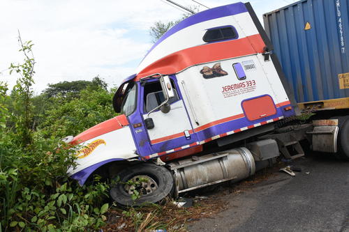 El tráiler quedó a un costado de la carretera. (Foto: Lorena Lorenty/Colaboradora)