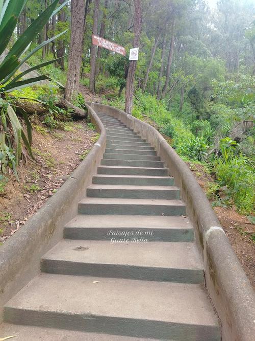 Son más de 300 gradas las que hay que subir para llegar a la cima a pie. (Foto: Paisajes de mi bella Guate)