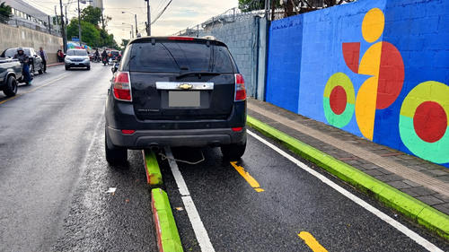 La camioneta se encontraba obstruyendo la ciclovía. (Foto: PMT)