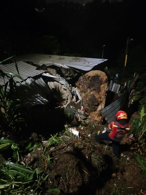 La vivienda quedó destruida tras el derrumbe de la enorme roca. (Foto: CBM)