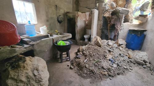 Parte de la roca ingresó a la vivienda tras dañarla por la caída. (Foto: Jorge Senté/Colaborador)